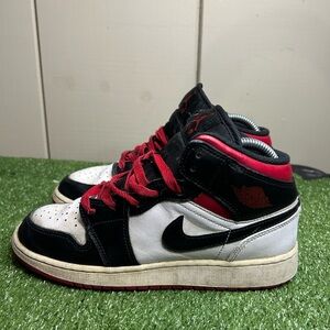 Size 6Y- Jordan 1 Mid
Gym Red Black Toe